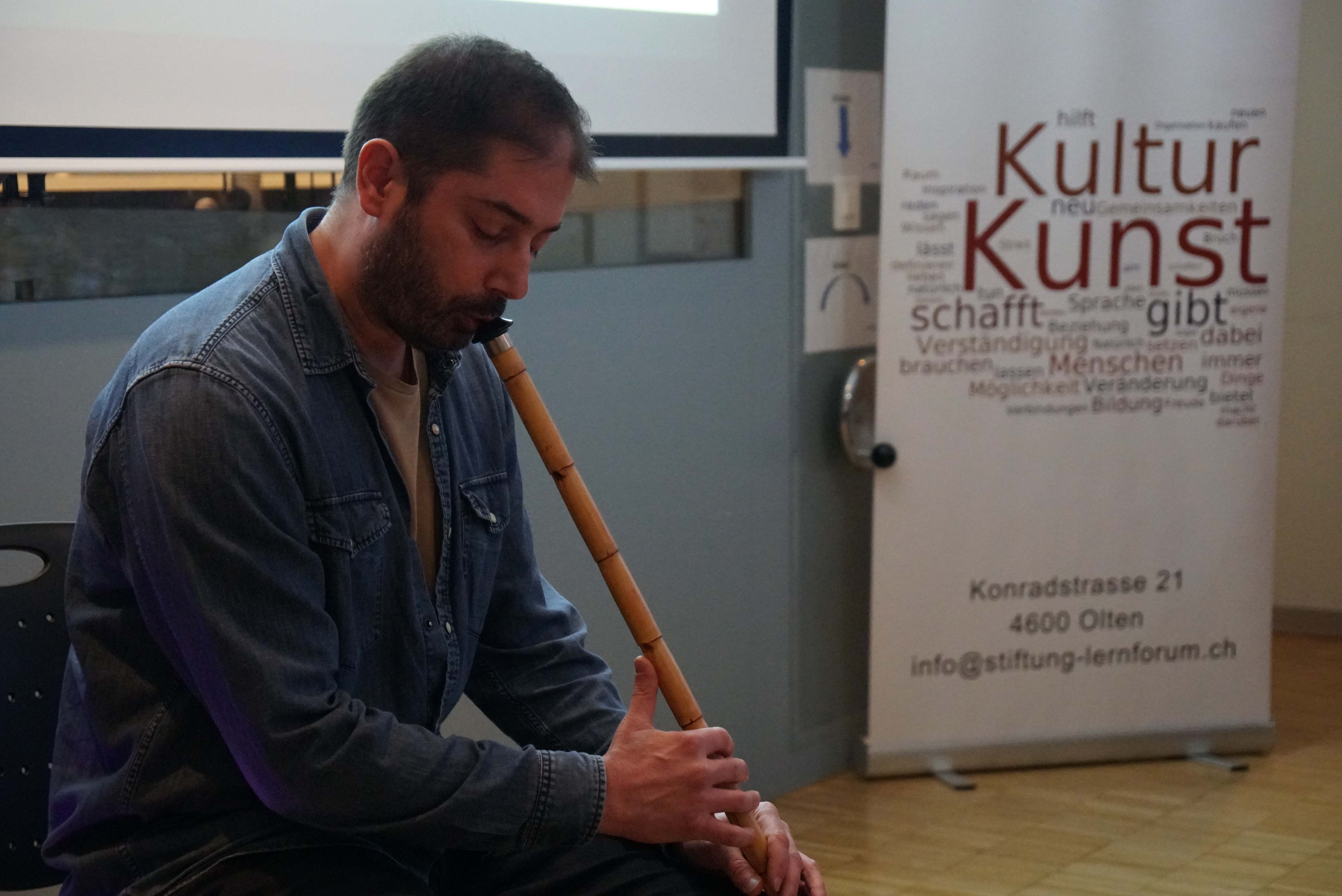 Ney-Darbietung mit Stiftung Lernforum Banner