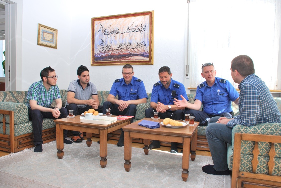 Brückenbauen – Drei Polizisten erleben mit Muslimen das Fastenbrechen